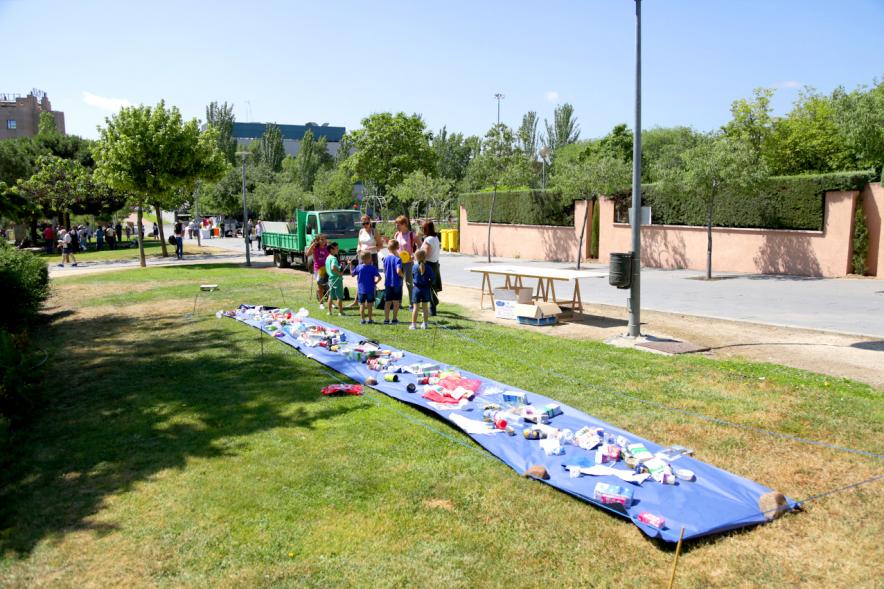 Día del Medio Ambiente y Actividades de Mayores en el Arroyo de la Vega - Imagen de una de las actividades de reciclaje.