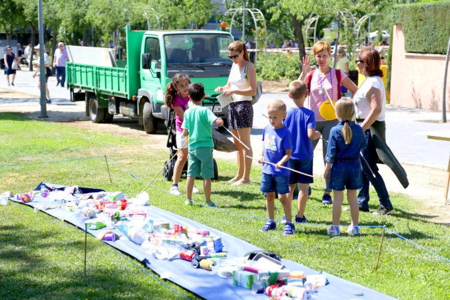 Día del Medio Ambiente y Actividades de Mayores en el Arroyo de la Vega - Imagen de unos niños realizando una actividad relacionada con el reciclaje.