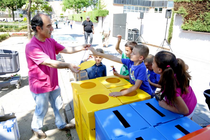 Día del Medio Ambiente y Actividades de Mayores en el Arroyo de la Vega - Imagen de unos niños realizando una actividad relacionada con el reciclaje.