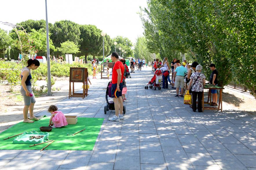 Día del Medio Ambiente y Actividades de Mayores en el Arroyo de la Vega - Imagen del público mirando las diferentes actividades.