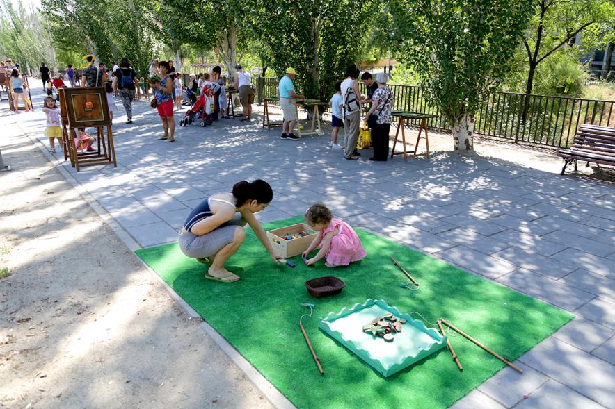 Día del Medio Ambiente y Actividades de Mayores en el Arroyo de la Vega - Imagen del público mirando las diferentes actividades.