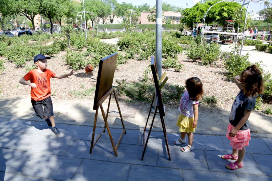 Día del Medio Ambiente y Actividades de Mayores en el Arroyo de la Vega - Imagen de niños realizando una actividad, en este caso dibujar.