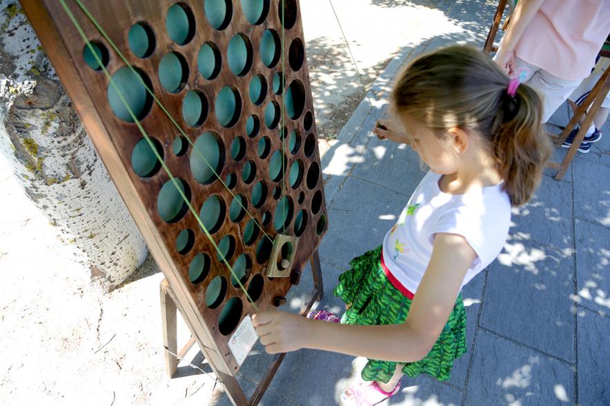 Día del Medio Ambiente y Actividades de Mayores en el Arroyo de la Vega - Imagen de una niña realizando una actividad.