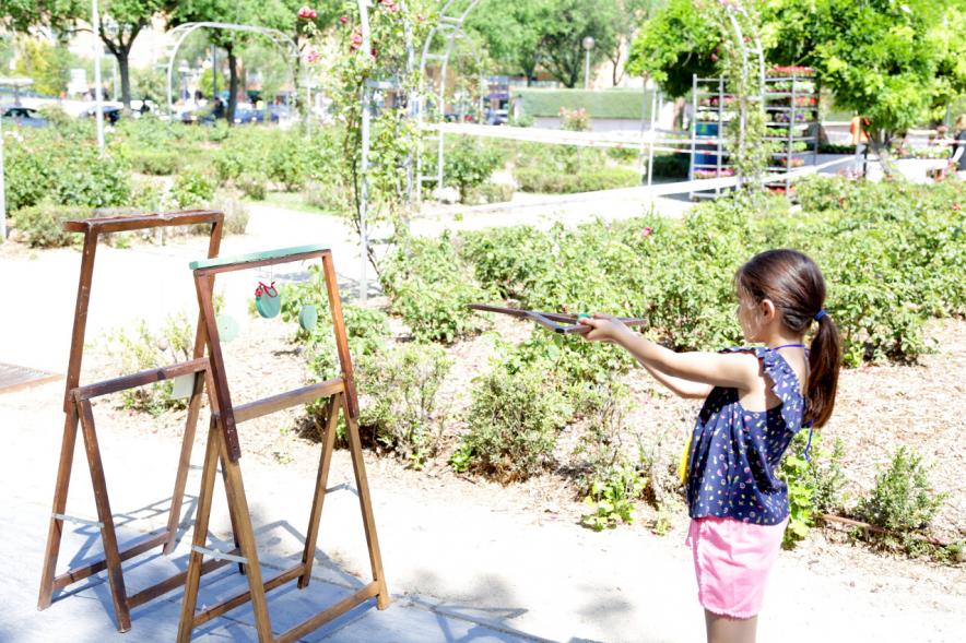 Día del Medio Ambiente y Actividades de Mayores en el Arroyo de la Vega - Imagen de una niña realizando una actividad.