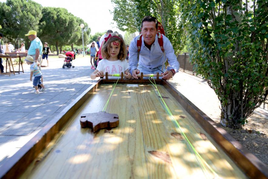 Día del Medio Ambiente y Actividades de Mayores en el Arroyo de la Vega - Imagen de una niña realizando una actividad.
