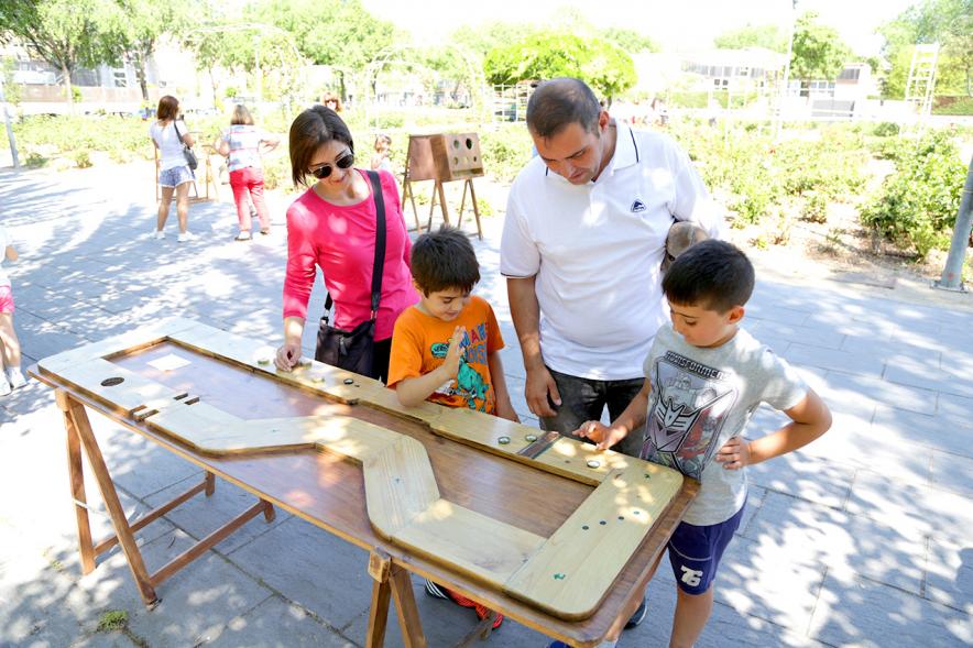 Día del Medio Ambiente y Actividades de Mayores en el Arroyo de la Vega - Imagen de niños realizando una actividad.