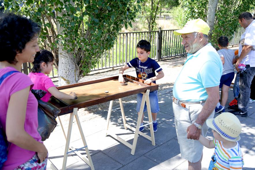 Día del Medio Ambiente y Actividades de Mayores en el Arroyo de la Vega - Imagen de niños realizando una actividad.