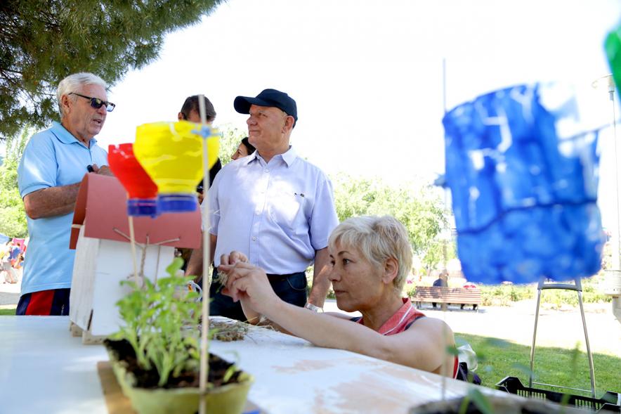 Día del Medio Ambiente y Actividades de Mayores en el Arroyo de la Vega - Imagen del público mirando las diferentes actividades.