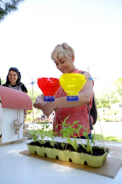 Día del Medio Ambiente y Actividades de Mayores en el Arroyo de la Vega - Imagen del público mirando las diferentes actividades.