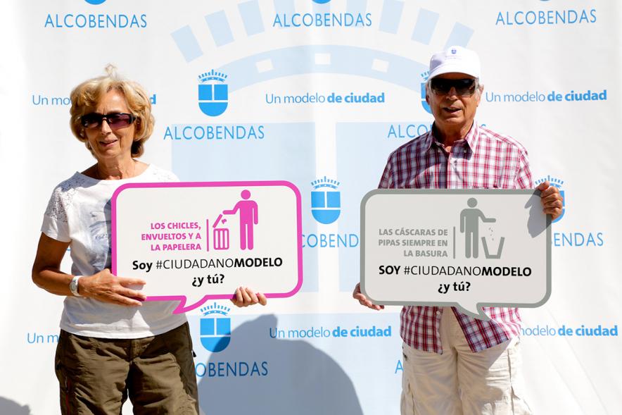 Día del Medio Ambiente y Actividades de Mayores en el Arroyo de la Vega - Imagen de personas posando el photocall.