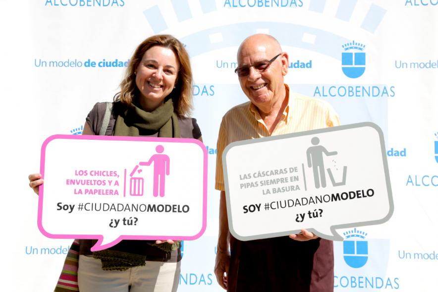 Día del Medio Ambiente y Actividades de Mayores en el Arroyo de la Vega - Imagen de personas posando el photocall.