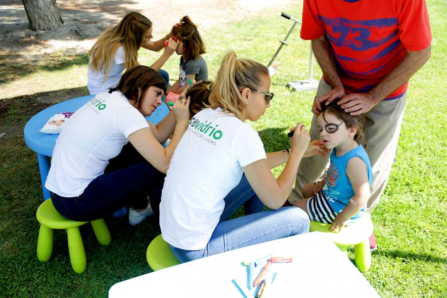 Día del Medio Ambiente y Actividades de Mayores en el Arroyo de la Vega - Imagen de monitoras maquillando a niñas.