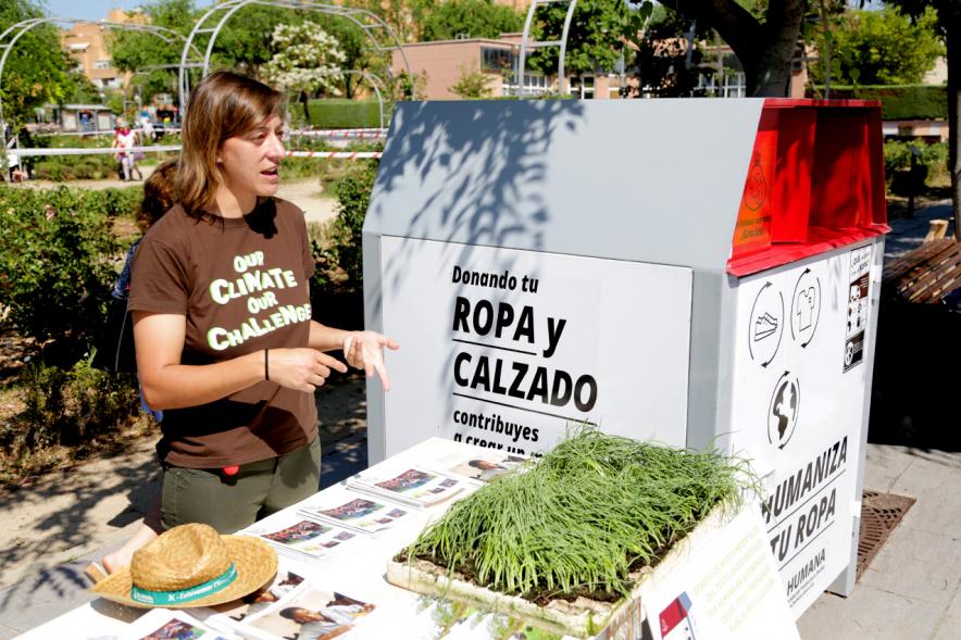 Día del Medio Ambiente y Actividades de Mayores en el Arroyo de la Vega - Imagen del stand de recogida de ropa y calzado.