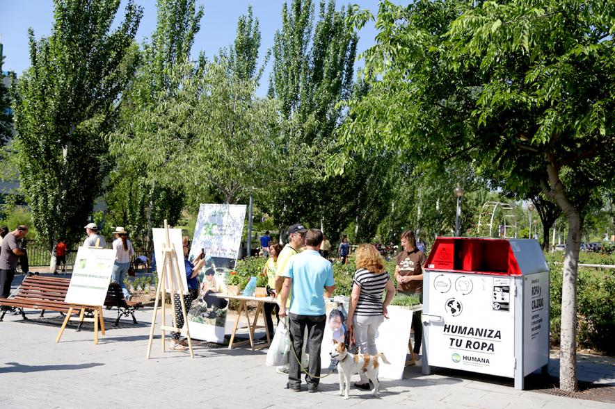 Día del Medio Ambiente y Actividades de Mayores en el Arroyo de la Vega - Imagen del público mirando las diferentes actividades.