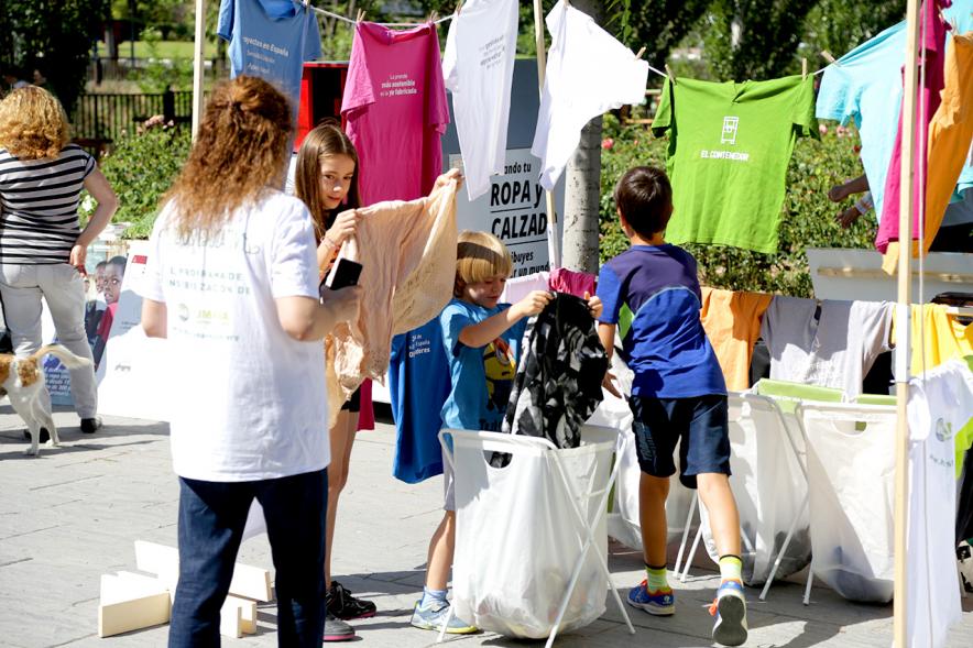 Día del Medio Ambiente y Actividades de Mayores en el Arroyo de la Vega - Imagen de personas mirando los distintos stands.