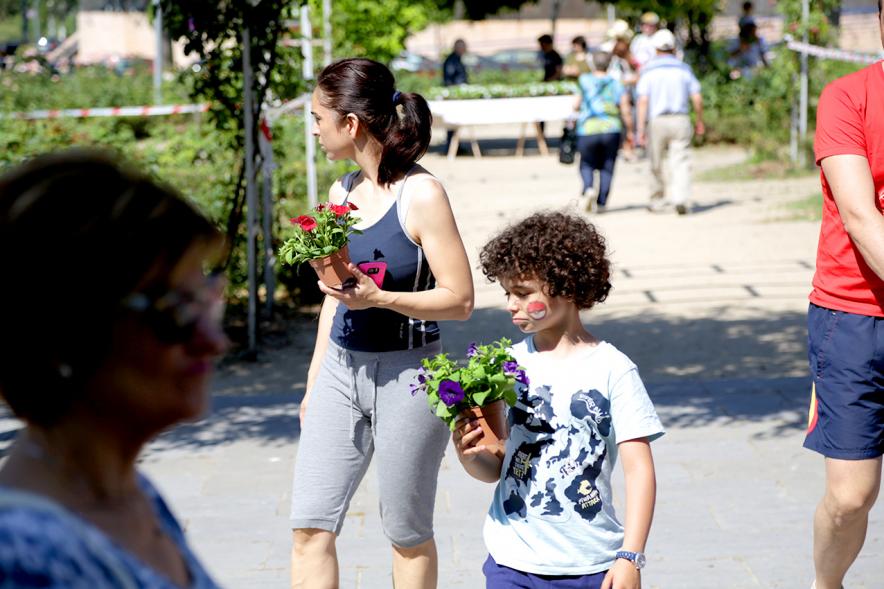 Día del Medio Ambiente y Actividades de Mayores en el Arroyo de la Vega - Imagen de personas paseando con las plantas que acaban de recibir.