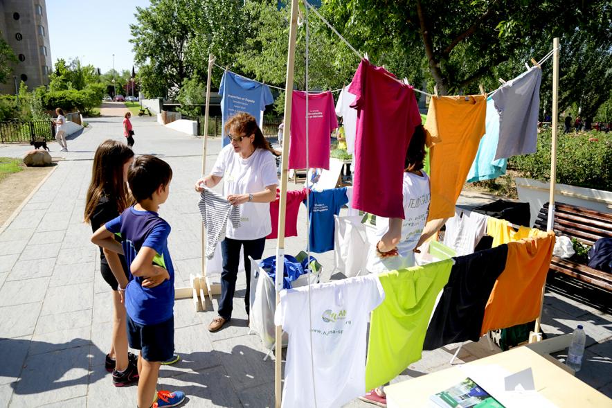 Día del Medio Ambiente y Actividades de Mayores en el Arroyo de la Vega - Imagen de personas mirando los distintos stands