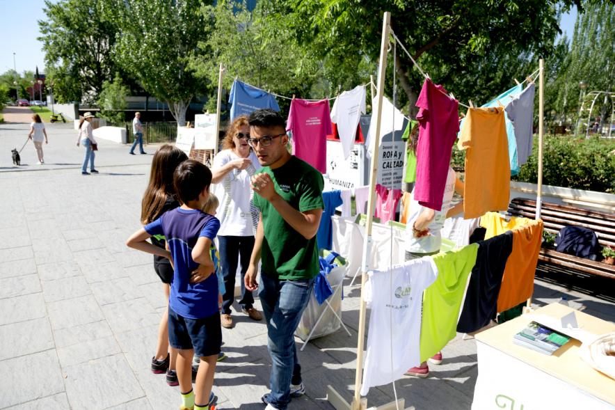 Día del Medio Ambiente y Actividades de Mayores en el Arroyo de la Vega - Imagen de personas mirando los distintos stands