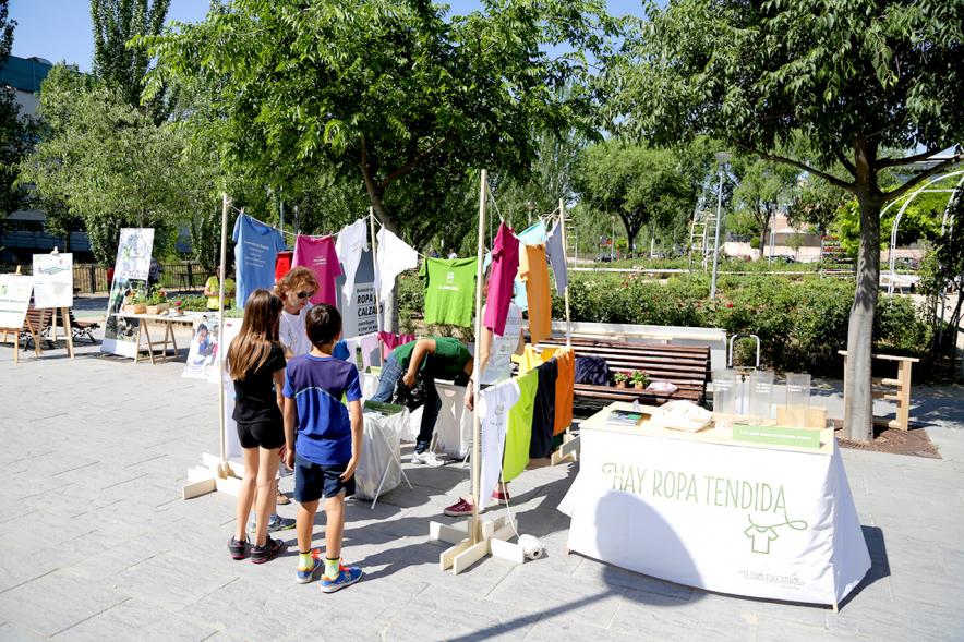 Día del Medio Ambiente y Actividades de Mayores en el Arroyo de la Vega - Imagen de personas mirando los distintos stands