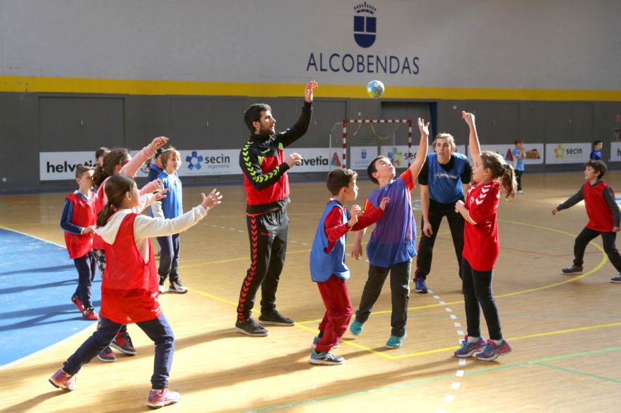 Día Multideportivo por la Integración y la Conciliación - Imagen de un grupo de niños jugando al balonmano con sus monitores.