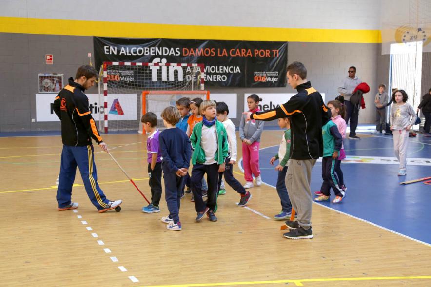 Día Multideportivo por la Integración y la Conciliación - Imagen de un grupo de niños en las pistas de balonmano con los monitores. 
