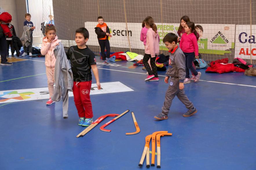 Día Multideportivo por la Integración y la Conciliación - Imagen de un grupo de niños junto a unos stick.