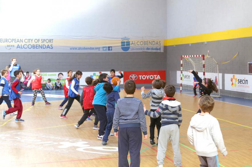 Día Multideportivo por la Integración y la Conciliación - Imagen de un grupo de niños jugando al balonmano.