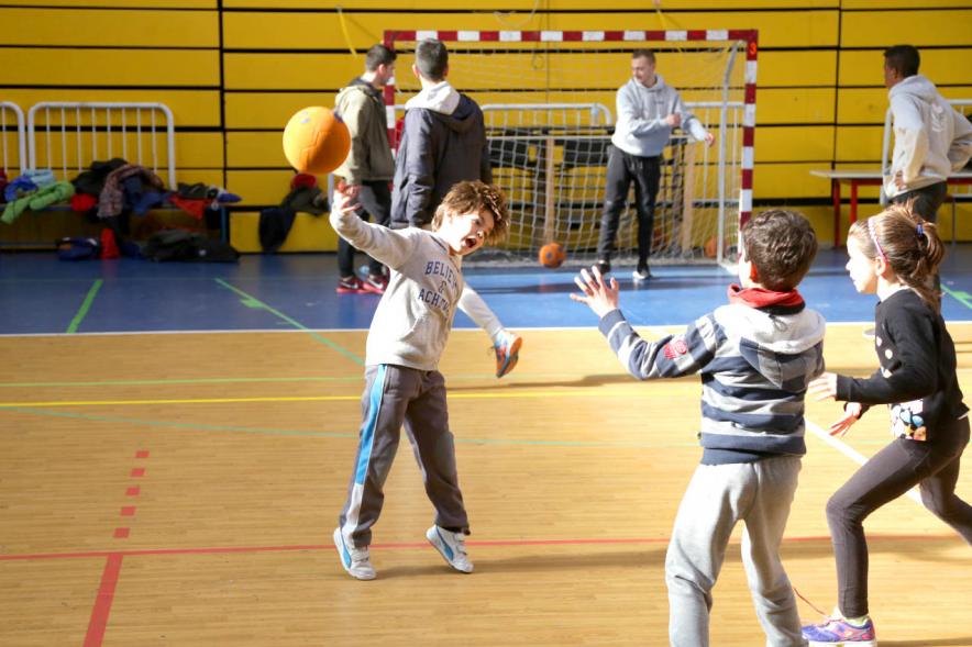 Día Multideportivo por la Integración y la Conciliación - Imagen de un grupo de niño jugando al balonmano.  