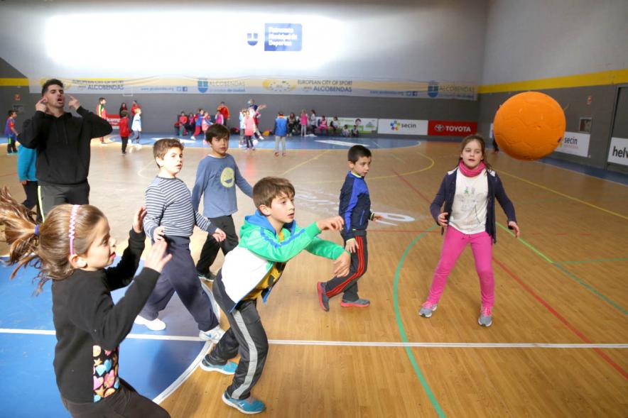 Día Multideportivo por la Integración y la Conciliación -  Imagen de un grupo de niño jugando al balonmano.  