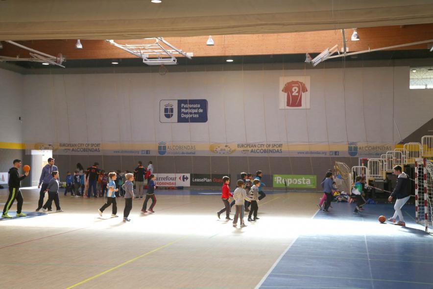 Día Multideportivo por la Integración y la Conciliación - Panorámica de las pistas de balonmano con los niños.