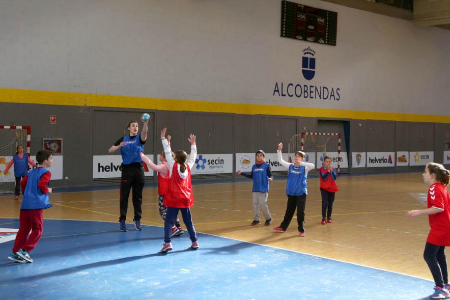 Día Multideportivo por la Integración y la Conciliación -  Panorámica de las pistas de balonmano con los niños.