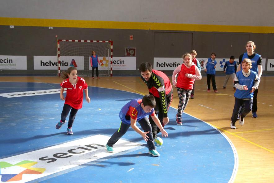 Día Multideportivo por la Integración y la Conciliación -  Imagen de un grupo de niño jugando al balonmano.  