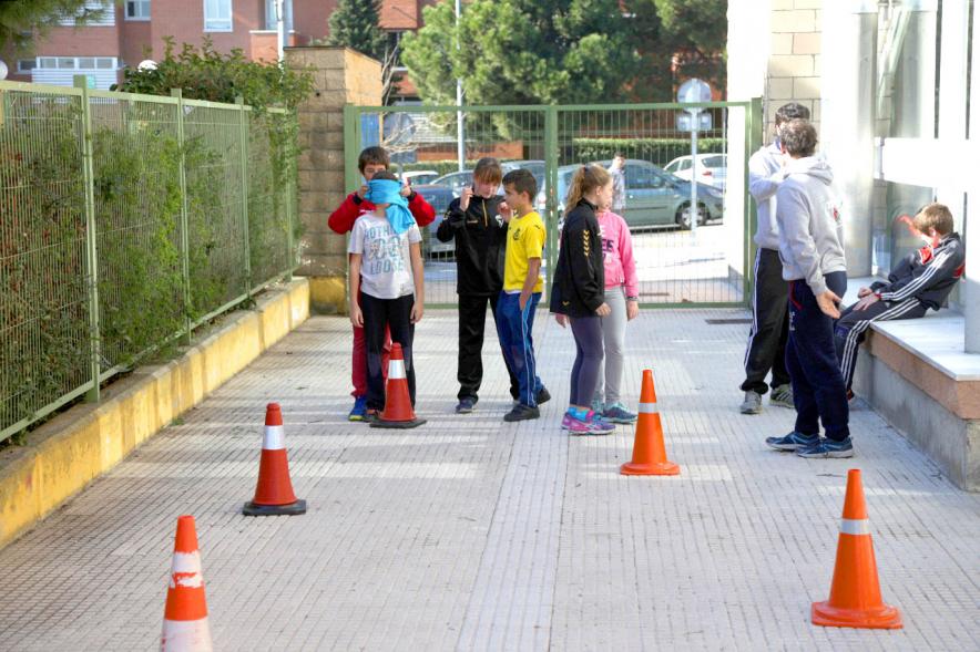 Día Multideportivo por la Integración y la Conciliación - Imagen de un grupo de niños jugando en  un circuito señalado. 