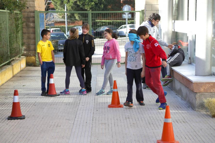 Día Multideportivo por la Integración y la Conciliación - Imagen de un grupo de niños jugando en  un circuito señalado