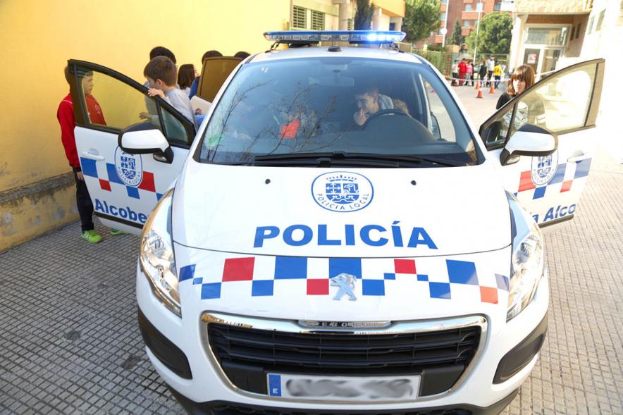Día Multideportivo por la Integración y la Conciliación - - Imagen  de los niños  curioseando  un coche de policia.