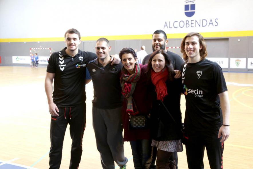 Día Multideportivo por la Integración y la Conciliación - Imagen de la concejal de deporte Mar Rodriguez posando con los monitores.
