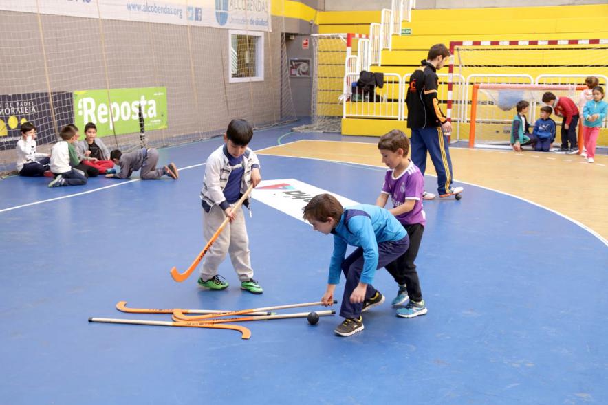 Día Multideportivo por la Integración y la Conciliación - Imagen  de los niños  con los palos de hockey.