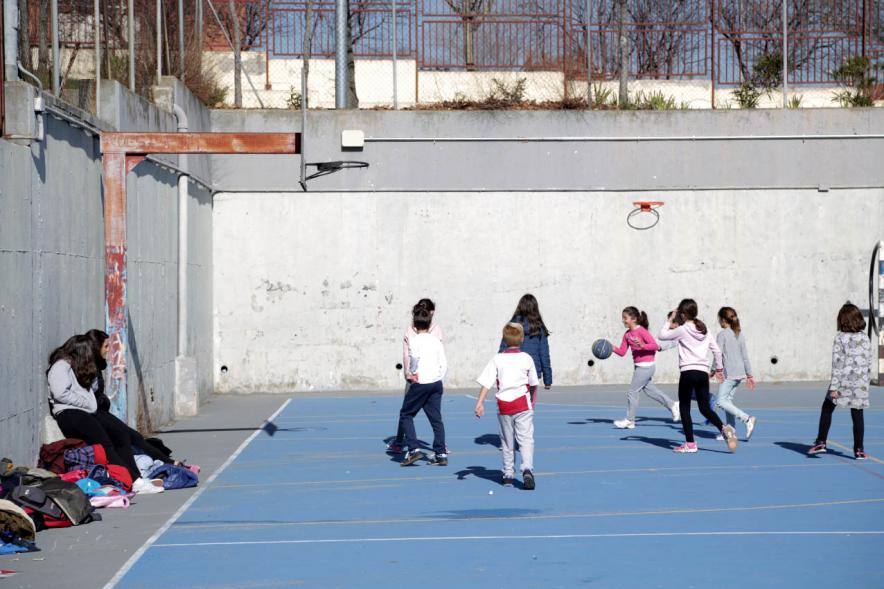 Día Multideportivo por la Integración y la Conciliación -   Imagen  de los niños  jugando al baloncesto.