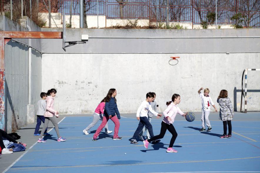 Día Multideportivo por la Integración y la Conciliación -Imagen  de los niños  jugando al baloncesto.