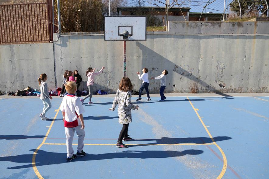 Día Multideportivo por la Integración y la Conciliación - Imagen  de los niños  jugando al baloncesto.