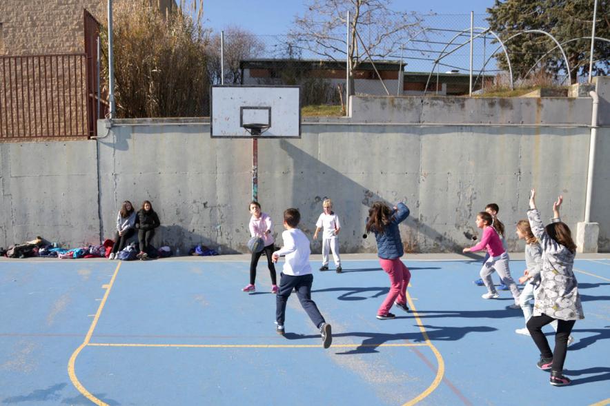 Día Multideportivo por la Integración y la Conciliación - Imagen  de los niños  jugando al baloncesto.