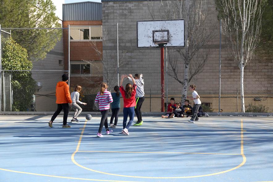 Día Multideportivo por la Integración y la Conciliación -Imagen  de los niños  jugando al baloncesto.