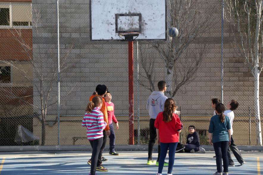 Día Multideportivo por la Integración y la Conciliación - Imagen  de los niños  jugando al baloncesto.
