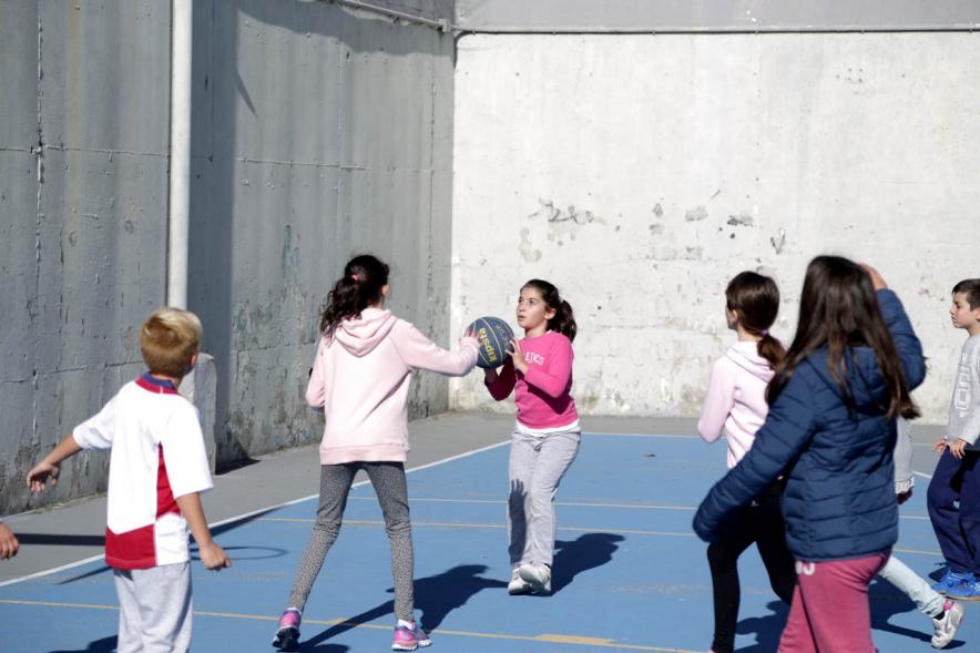 Día Multideportivo por la Integración y la Conciliación - Imagen  de los niños  jugando al baloncesto.