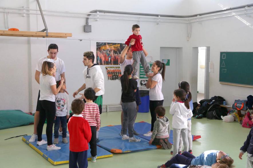 Día Multideportivo por la Integración y la Conciliación - Imagen de los niños  haciendo ejercicios de gimnasia. 