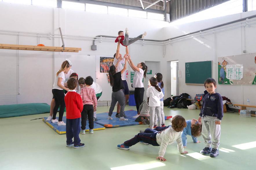 Día Multideportivo por la Integración y la Conciliación - Imagen de los niños  haciendo ejercicios de gimnasia. 