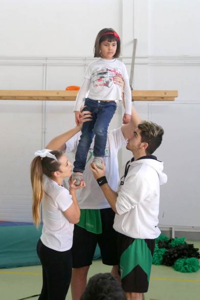 Día Multideportivo por la Integración y la Conciliación - Imagen de los niños  haciendo ejercicios de gimnasia con los monitores. 