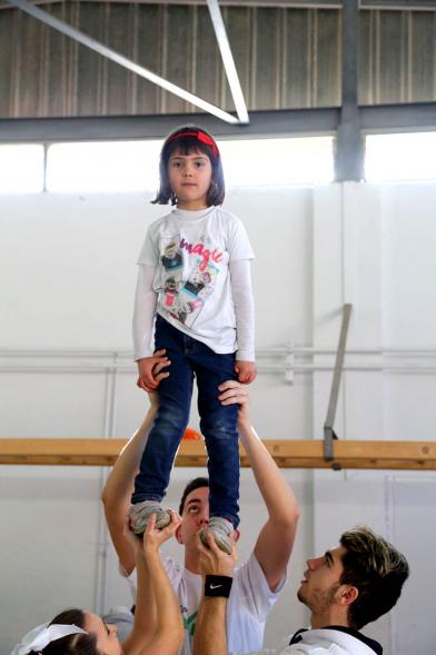 Día Multideportivo por la Integración y la Conciliación - Primer plano de una niña haciendo una figura de  gimnasia.