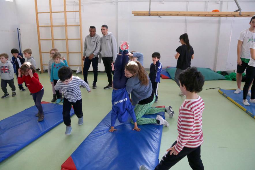 Día Multideportivo por la Integración y la Conciliación - Imagen de los niños haciendo ejercicios gimnásticos. 