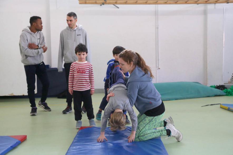 Día Multideportivo por la Integración y la Conciliación -  Imagen de los niños haciendo ejercicios gimnásticos. 